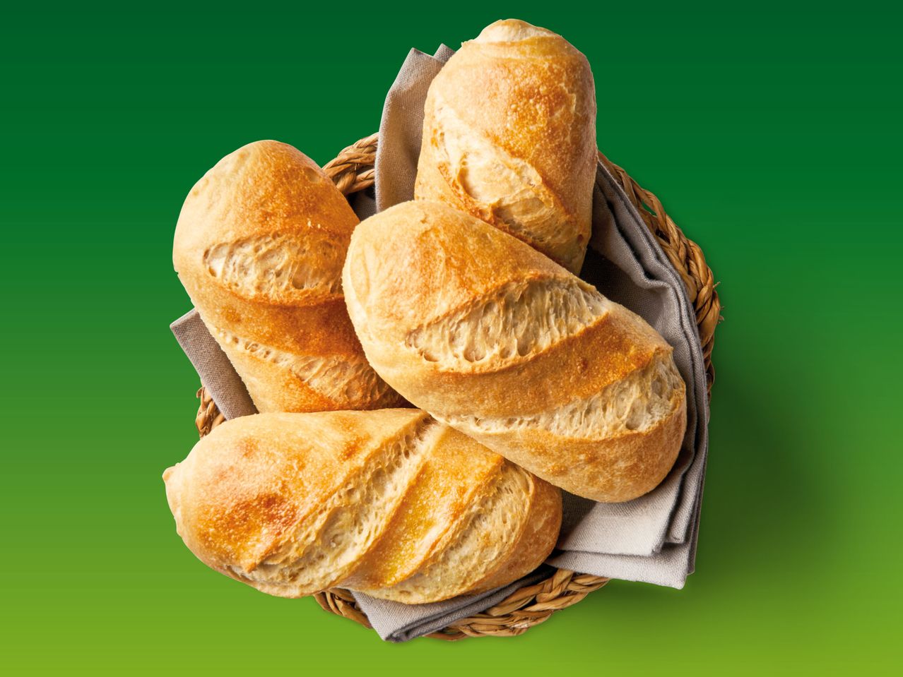 Frisches Brot: Brötchen und Baguettes in einem Korb.