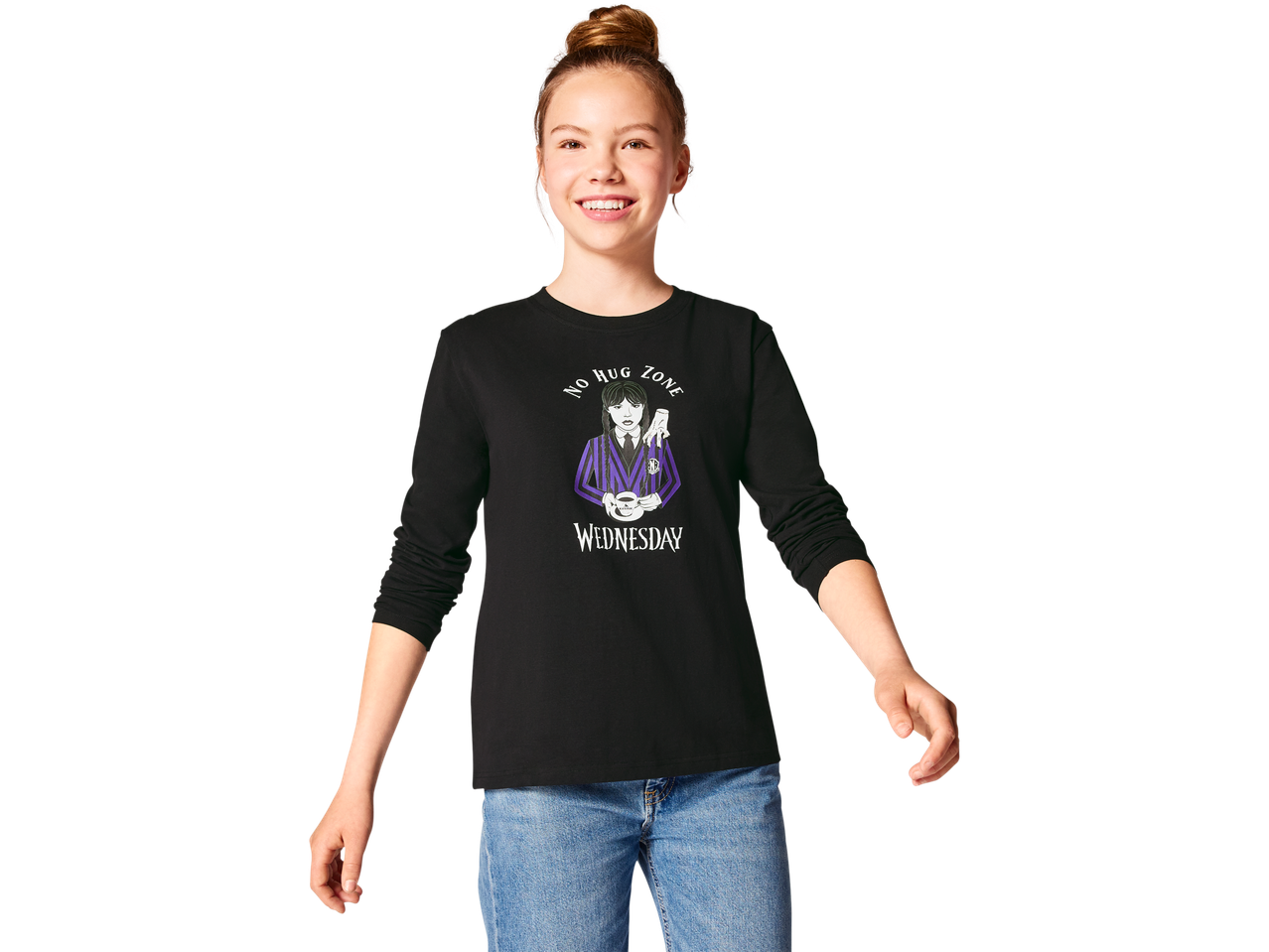 Djevojčica u crnoj majici dugih rukava s printom Wednesday Addams.