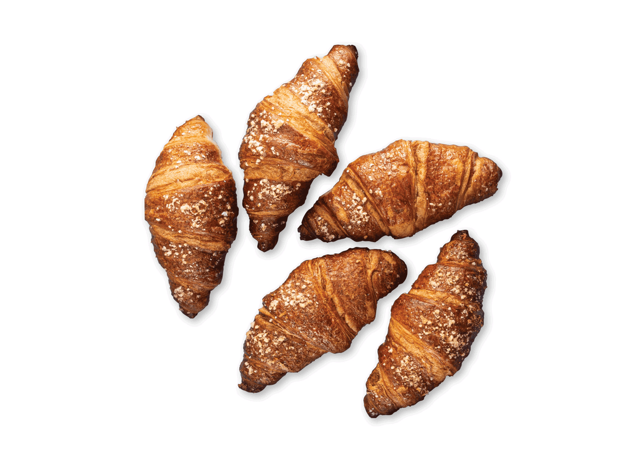 Penki auksiniai, traškūs kruasanai su cukraus pabarstukais, išdėlioti ant juodo fono.