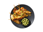Vitasia Jordnötter wasabi en kipsatés op een donker bord.