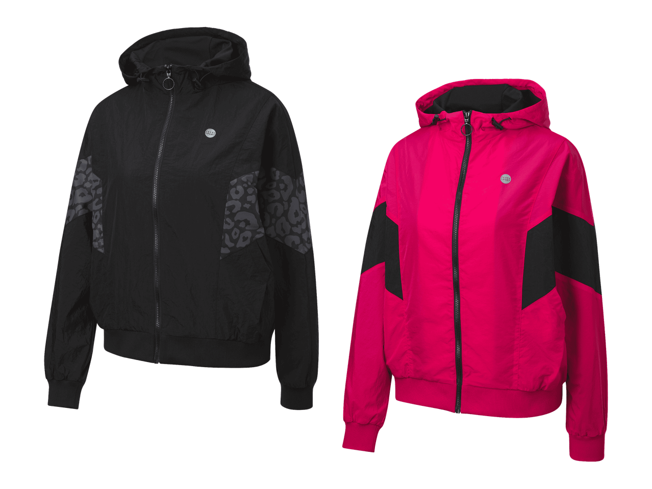 Kaksi hupputakkia: musta leopardikuviolla ja fuksianpunainen mustilla yksityiskohdilla.