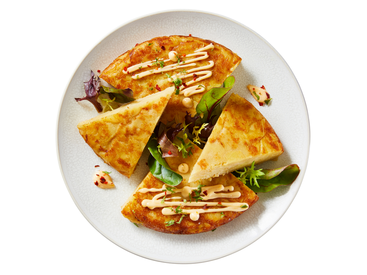 Fatias de tortilla espanhola com aioli e salada.