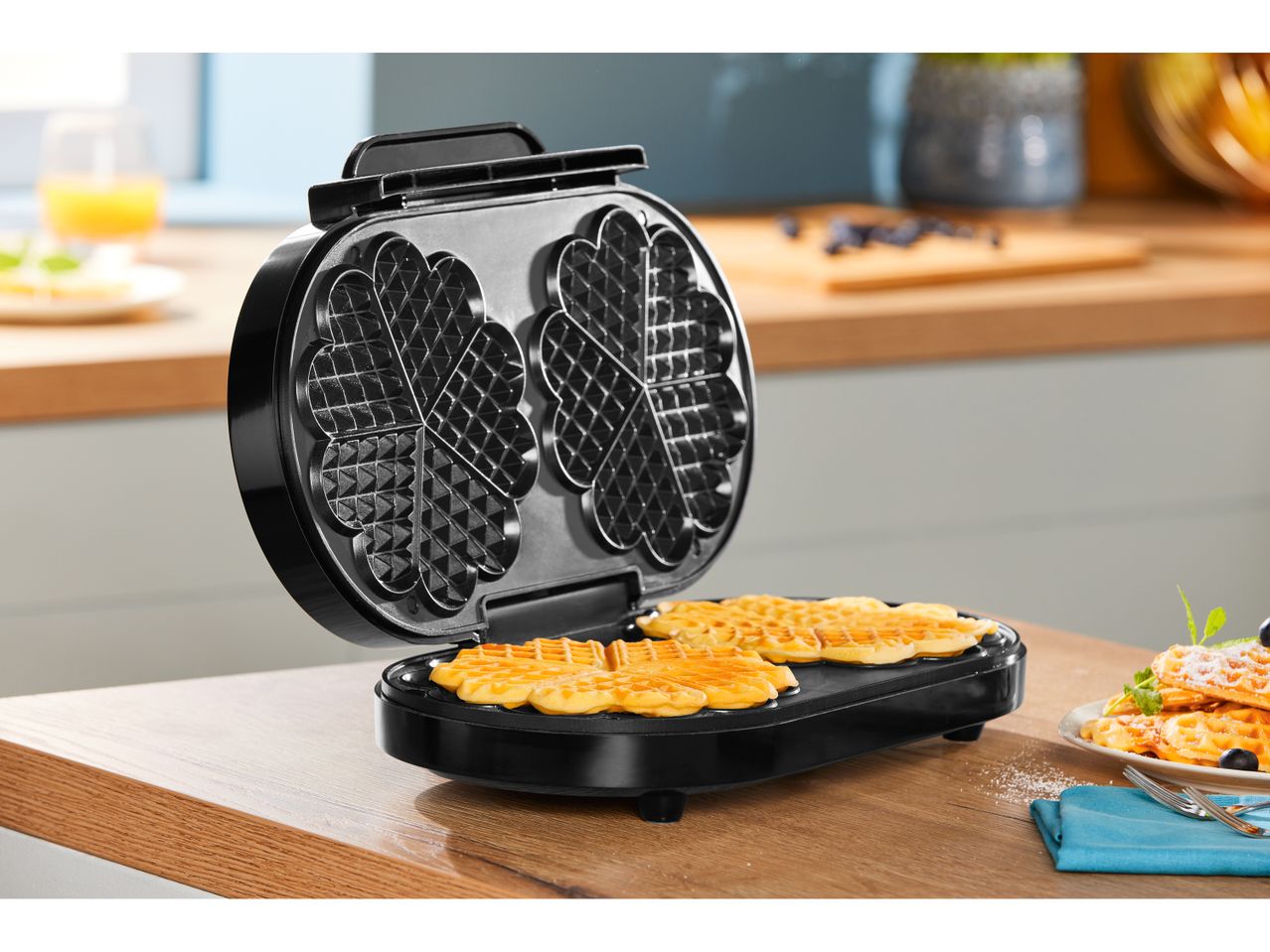 Go to full screen view: Double Waffle Maker - Image 3