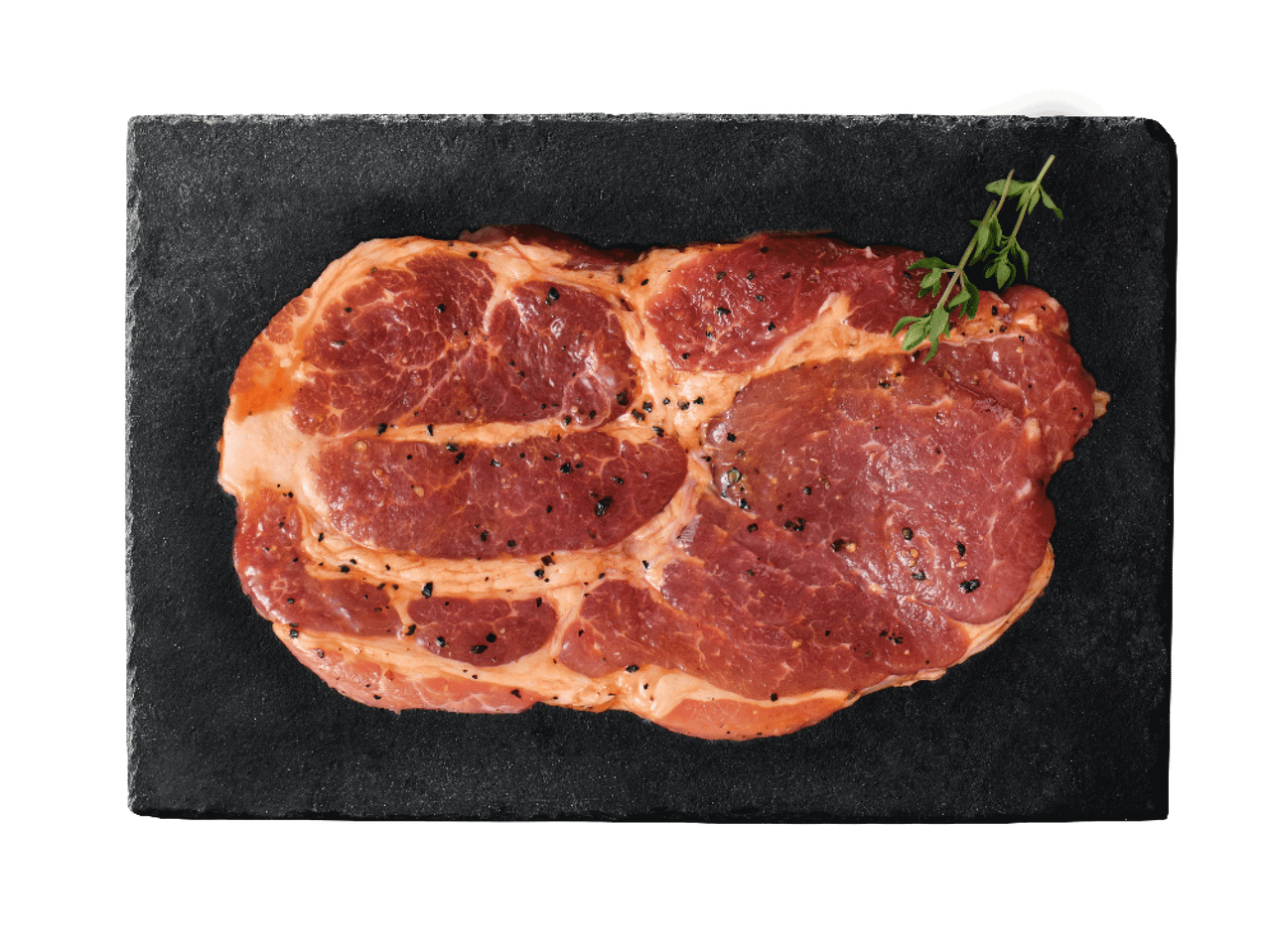 Jēla cūkgaļas kakla steiks ar pipariem un timiānu uz melna dēlīša.