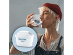 O femeie bea apă filtrată cu un filtru Brita Maxtra Pro.