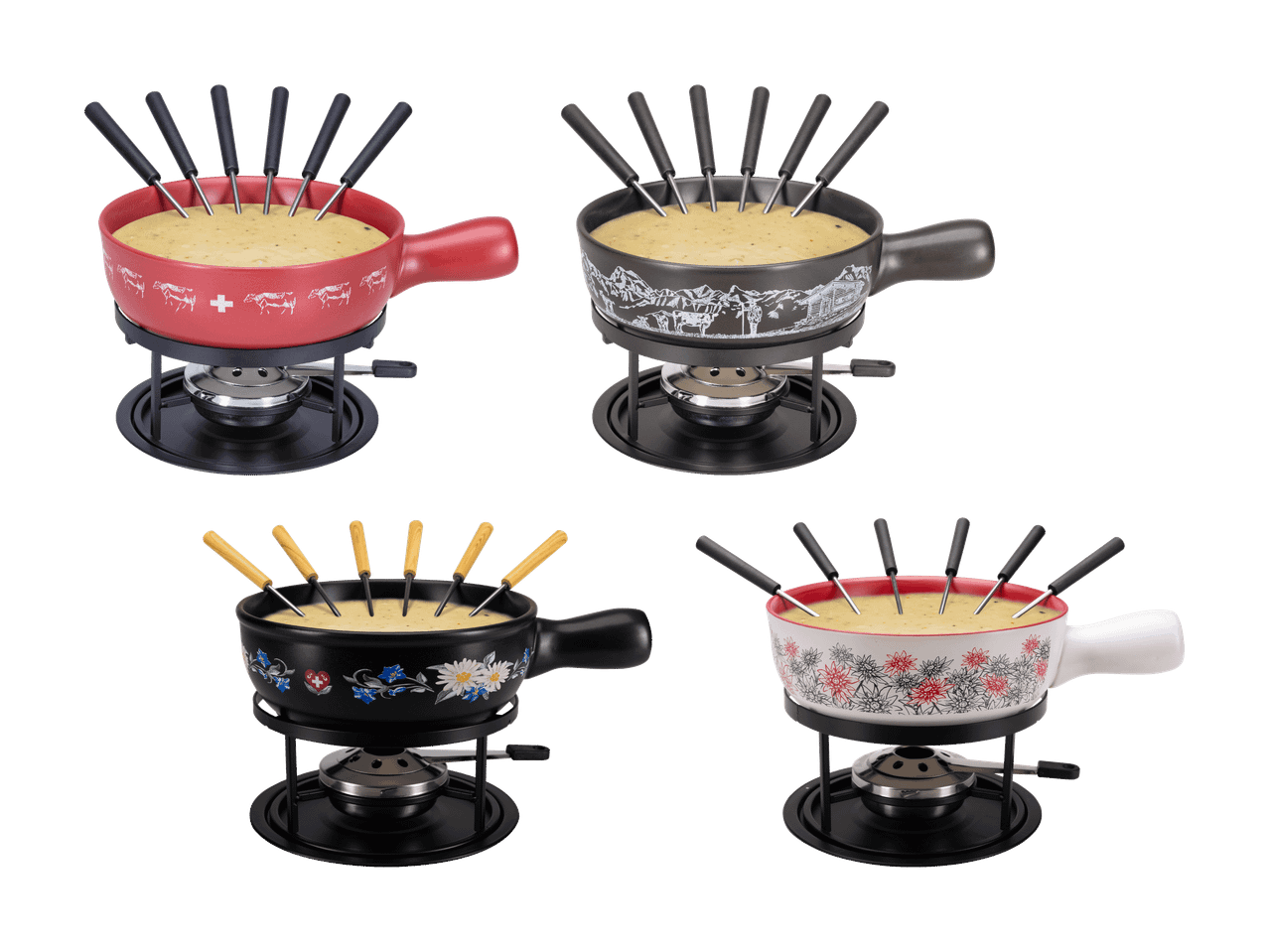Vier verschiedene Fonduesets mit verzierten Caquelons, Gabeln und Rechauds.