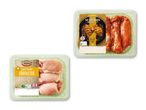 To pakker med kyllingeprodukter: Grillmester kylling spareribs og Vilstrupgaard dansk kylling lårfileter.