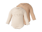 Zwei langärmelige Baby-Bodys in Beige und Hellbeige, einer mit Bärchen-Motiv.