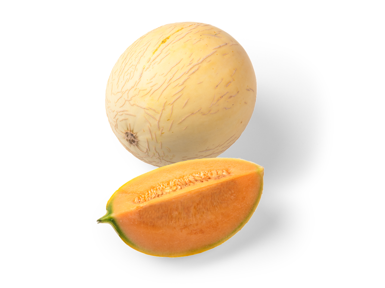 Een hele en een halve meloen met oranje vruchtvlees en zaden.