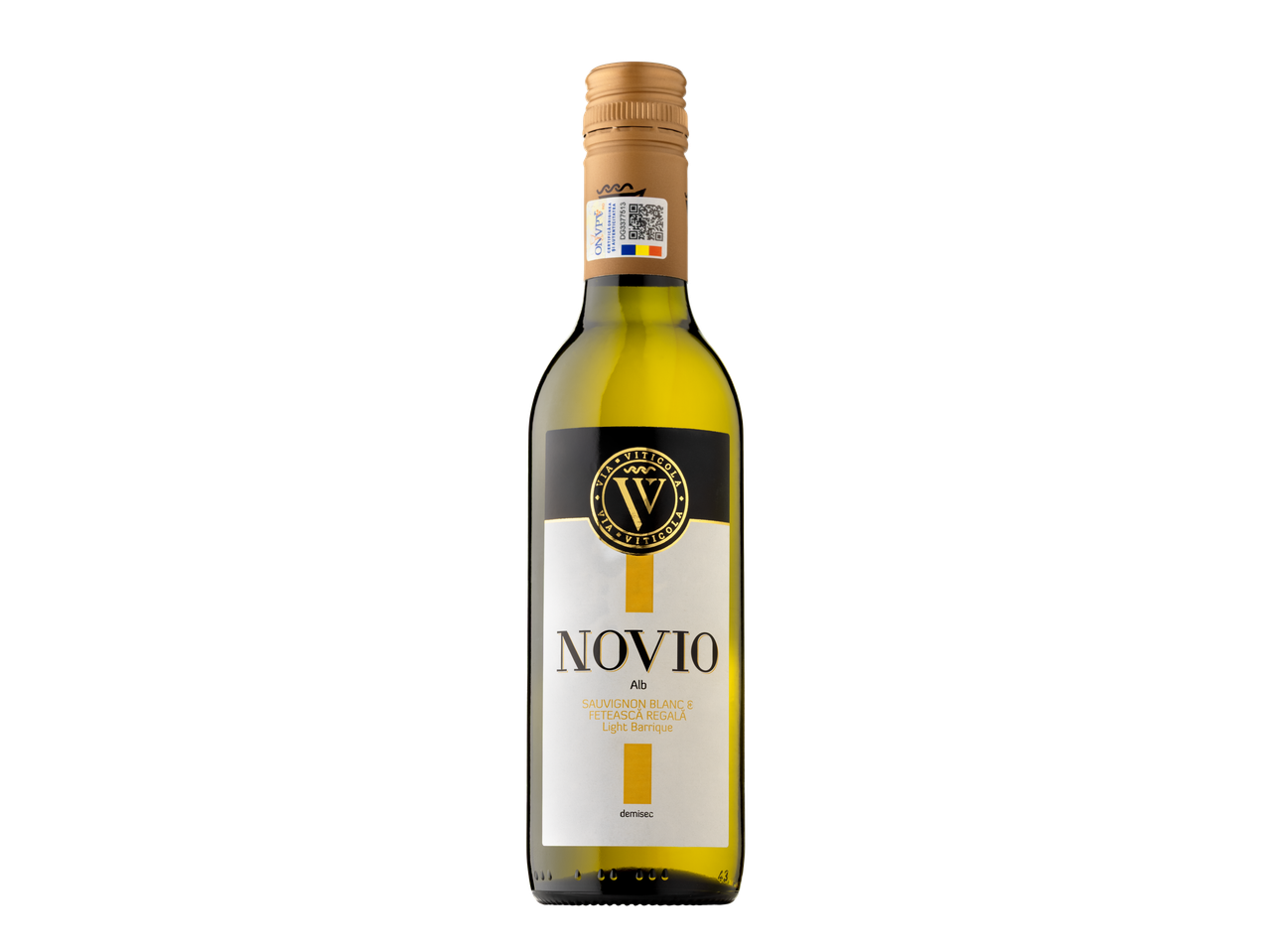 O sticlă de vin alb Novio, cu etichetă neagră și aurie, pe un fundal negru.