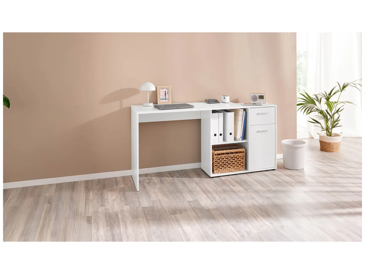 Bureau blanc moderne avec rangements intégrés, idéal pour un espace de travail organisé.
