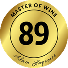 Goldenes Siegel mit der Zahl 89, der Aufschrift Master of Wine und der Unterschrift Adam Lapierre.