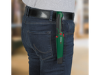 Uma pessoa veste jeans e um cinto com uma ferramenta verde Parkside acoplada.