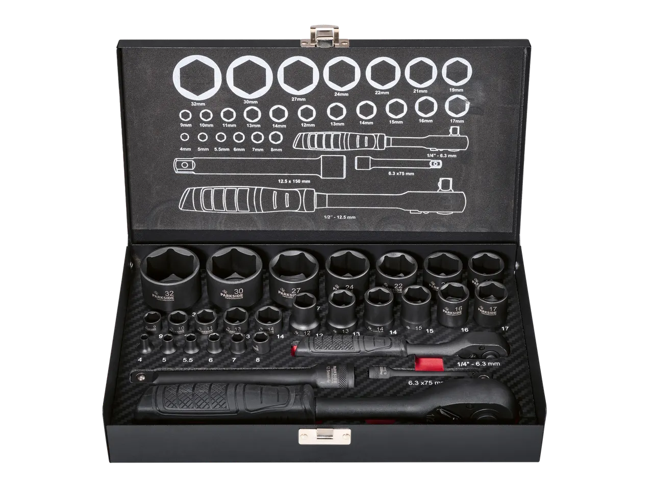 Fekete racsnis kulcskészlet, különböző méretű dugókulcsokkal és hosszabbítókkal, fekete dobozban.