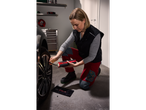Mulher a encher um pneu de carro com um compressor portátil a bateria Parkside® USKT 60.