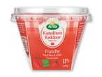 En beholder med creme fraiche med paprika og chili, 11% fedt og 200g.