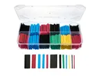 Un set di tubi termorestringenti colorati in una scatola trasparente, con alcuni tubi disposti sotto.