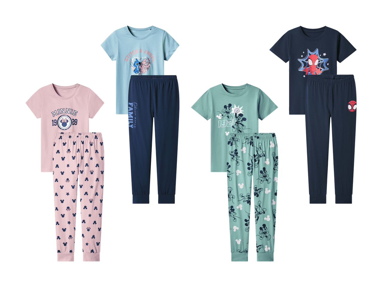 Quatre ensembles de pyjamas pour enfants avec divers motifs de dessins animés et pantalons assortis.