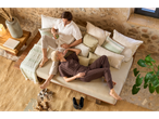 Relaxamento em roupas casuais e decoração para casa.
