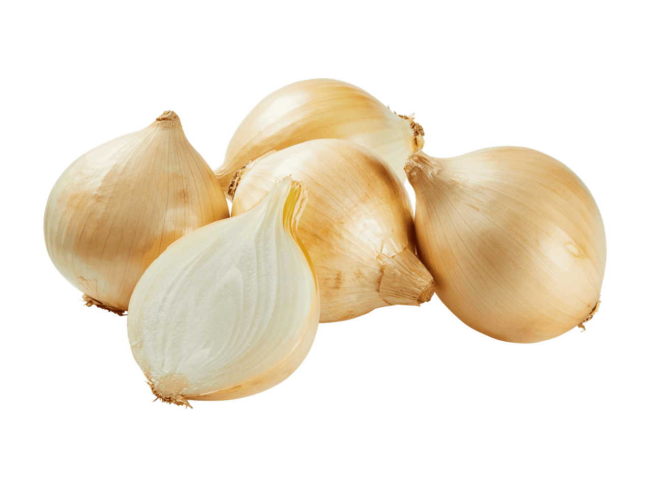 Ganze und halbierte gelbe Zwiebeln auf schwarzem Hintergrund.