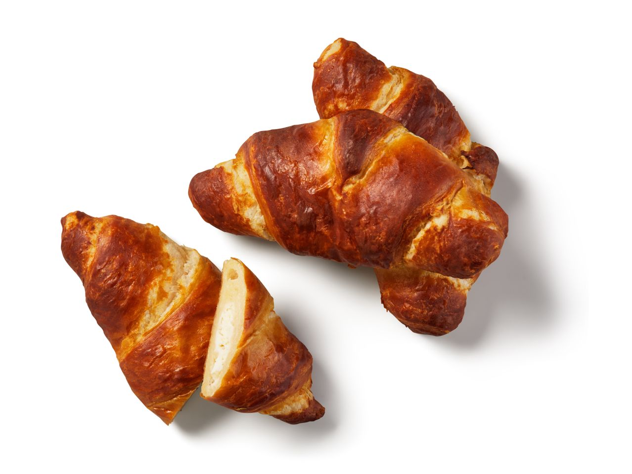 Ugrás a teljes képernyős nézethez: Croissant lúgos bevonattal, friss sajtos-olívás töltelékkel – Kép 1