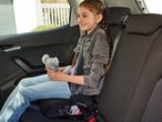 Дете в автомобил, седнало в повдигаща детска седалка Ultimate Speed®.