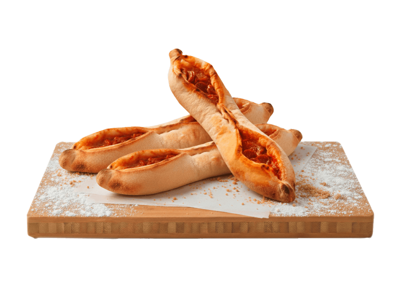 Quatre pains plats farcis à la sauce tomate et aux épices, sur une planche à découper en bois.