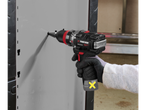 Trapano a percussione a batteria Parkside Performance® utilizzato per forare una superficie.