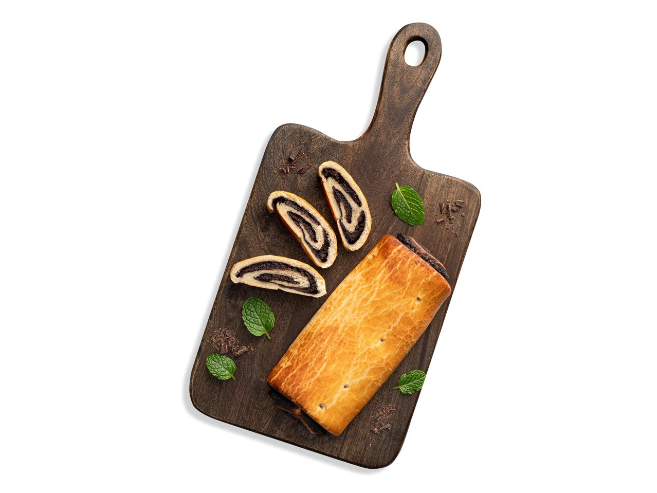 Mákos bejgli szeletekkel, mentával és csokoládéforgáccsal egy fa vágódeszkán.