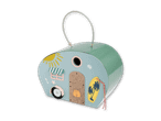 Ein niedliches, mintfarbenes Vogelhaus in Form eines Campingwagens mit Strandmotiv.
