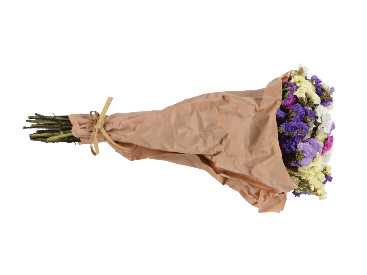 Buquê de flores secas embrulhado em papel pardo.