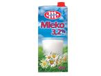 Mlekovita pieno pakelis 3,2% riebumo, su stikline pieno ir ramunėmis žolėje.