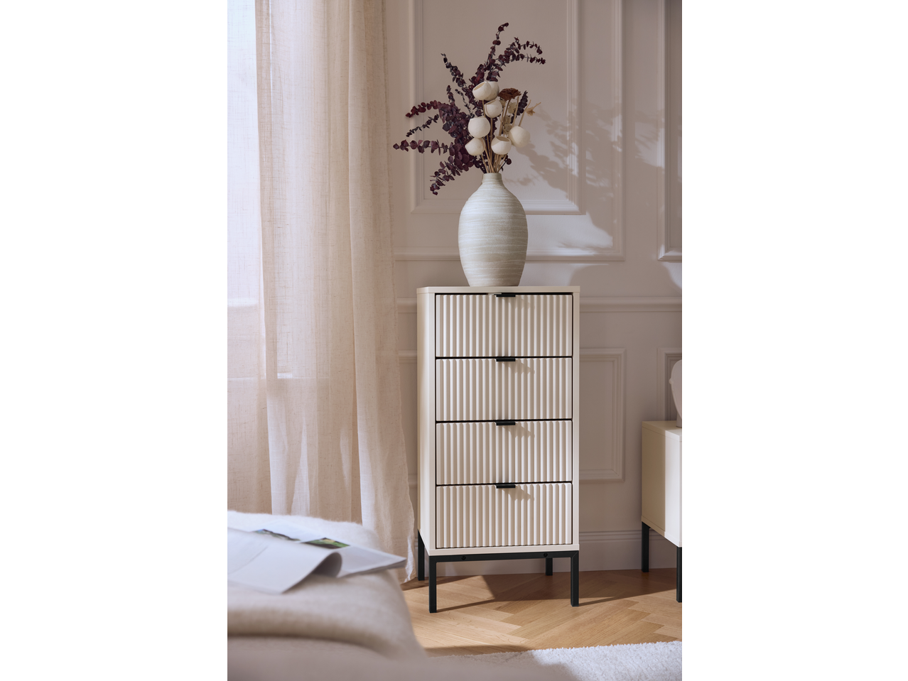 LIVARNO komoda s rebrastim ladicama, ukrašena vazom suhog cvijeća.