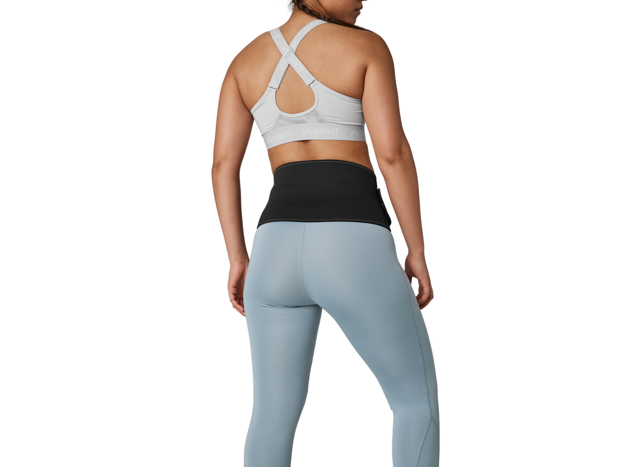 Naine helesinistes leggingites ja mustas seljatoes.