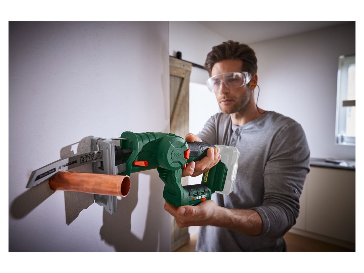Go to full screen view: 20V Cordless Jigsaw & Sabre Saw - Image 1
