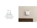 Xiaomi Mi Wi-Fi Range Extender N300, prikazan kao utikač i montiran na zid.