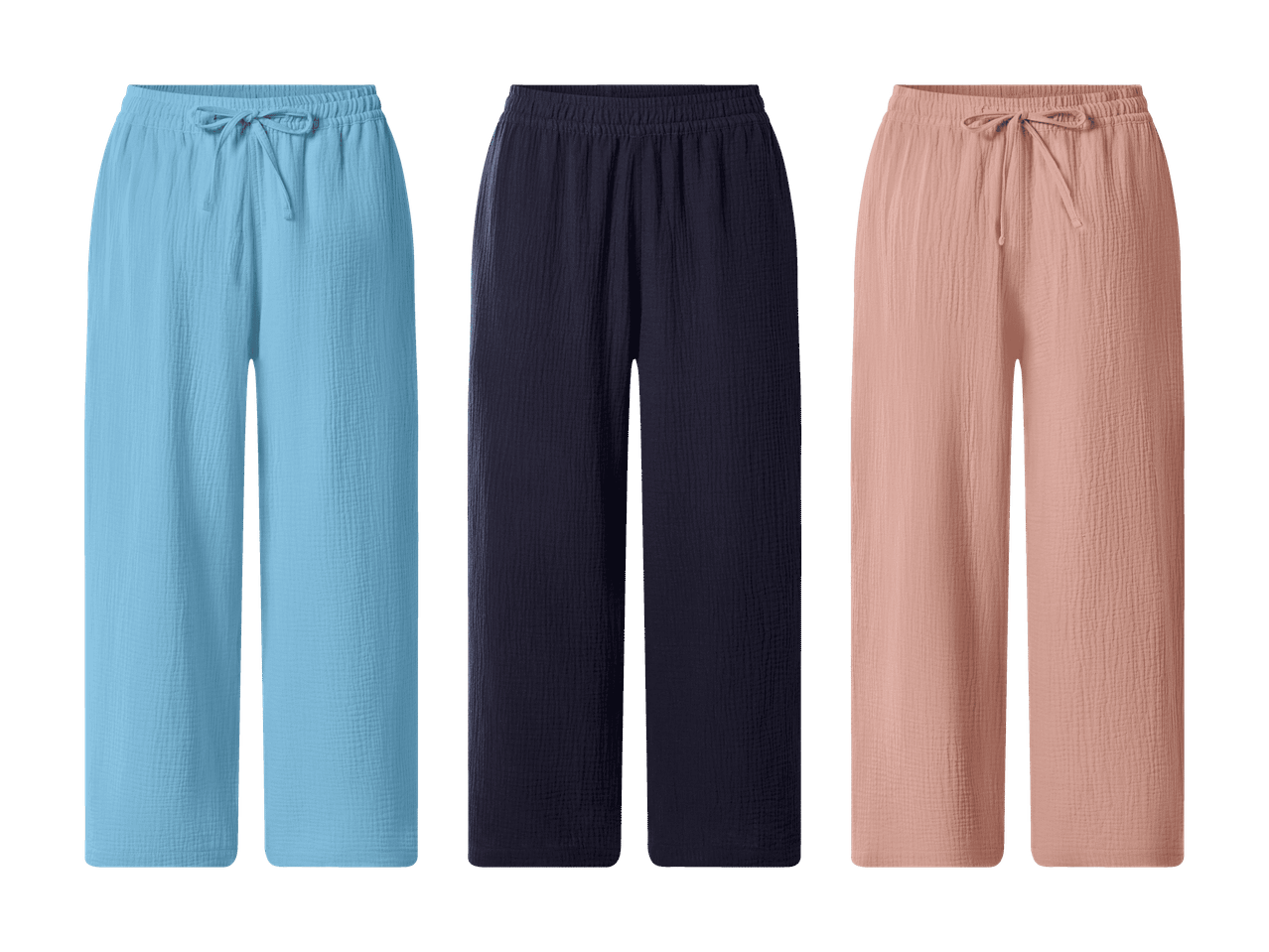 Trois pantalons amples en mousseline, un bleu clair, un bleu marine et un rose pêche.