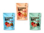 Tre poser frysetørrede jordbær med dobbelt chokoladeovertræk: karamel/hvid, mælk/hvid og mørk/hvid.