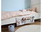 Organizador de cama W5 em cinzento, com macaco de peluche, livros e auscultadores, num quarto infantil.