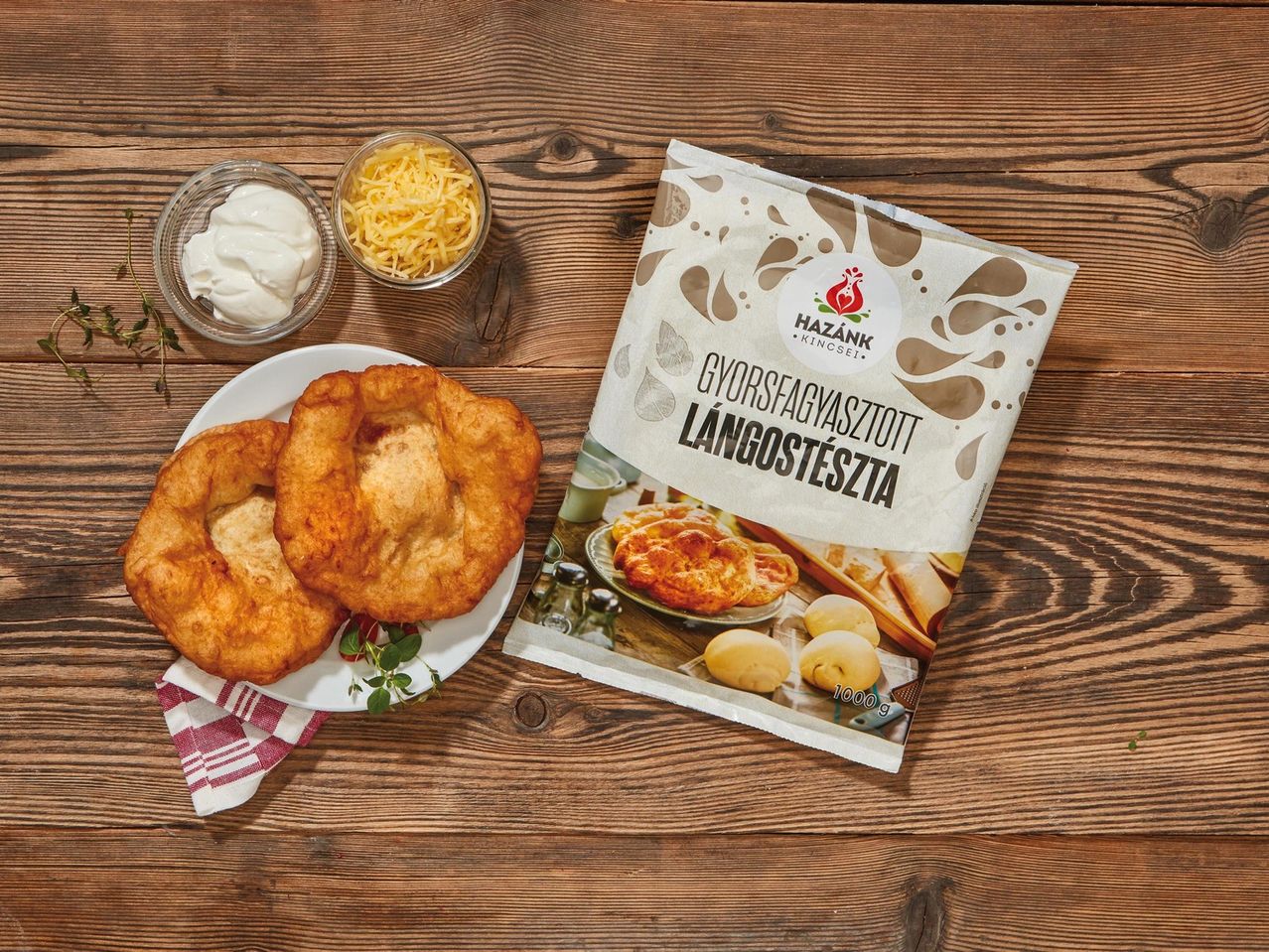 Kész langosok, reszelt sajt, tejföl és Hazánk Kincssei langos tészta.