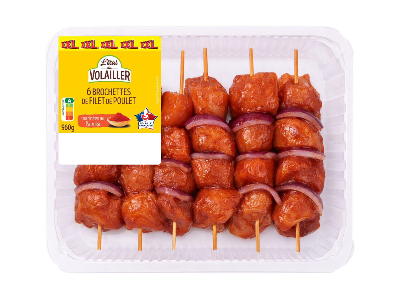 Brochettes de filet de poulet marinées au paprika, avec des oignons rouges, dans un emballage transparent.