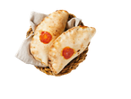 Calzones com molho de tomate em uma cesta de vime.