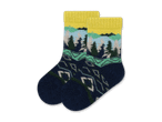 Zwei Socken mit Wald- und Bergmuster