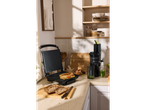 Grelhador de sanduíches SILVERCREST® e tábua de corte de bambu numa bancada de cozinha.