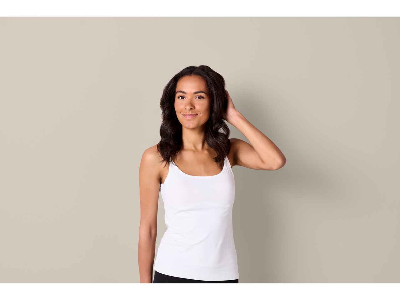Mulher de cabelo escuro com top branco, acessórios de cabelo Cien Beauty