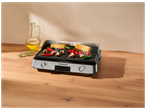 Grill électrique avec maïs, champignons, poivrons et tomates cerises, huile d'olive et romarin.