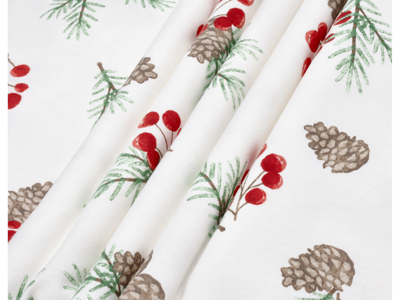 Valge tekstiil jõuluteemalise mustriga: kuuseoksad, käbid ja punased marjad.