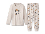 Beiger Pyjama mit Hundemotiv und der Aufschrift „Ready for Adventure“.
