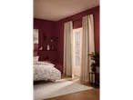 Set de perdele LIVARNO home într-un dormitor cu pereți roșii și podea din lemn.
