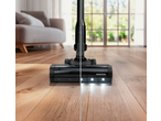 Aspirator vertical fără fir SILVERCREST cu lumini LED, curățând o podea de lemn.